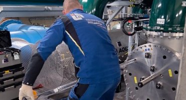 Technische Alliantie service engineer at work on a UV installation